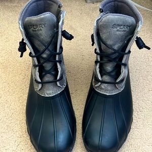 Lightly used Sperry snow boots (waterproof)